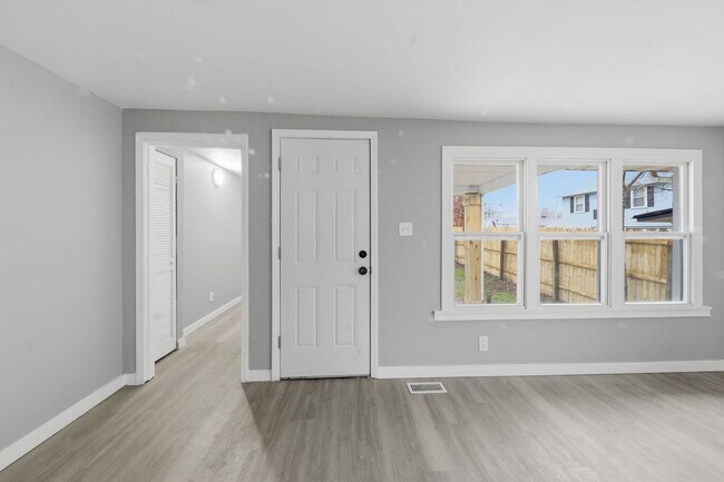 Building Photo - 228 E Siebenthaler Ave