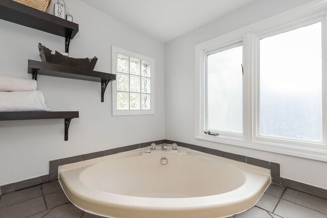 Building Photo - Fantastic West Plaza Bungalow
