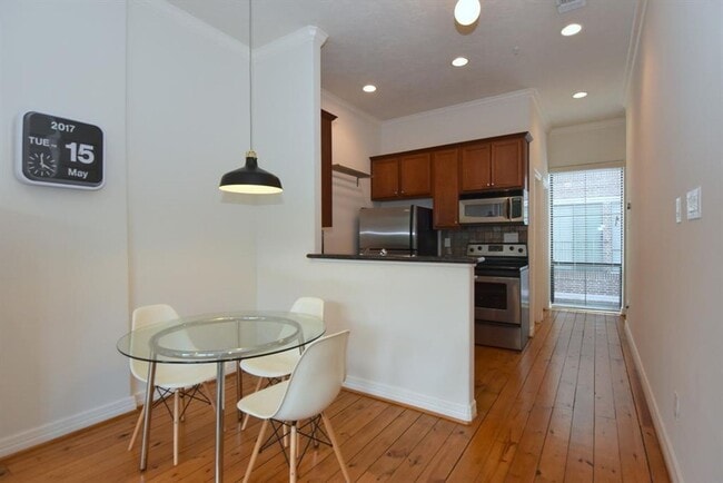 Building Photo - One-of-a-Kind Townhome in Desirable Midtown!
