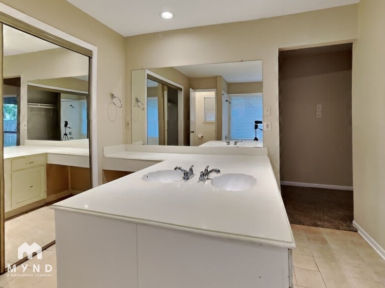 Building Photo - 3430 Deer Valley Dr