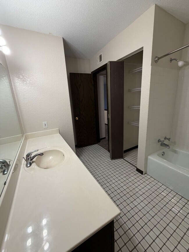 Building Photo - 1260 Larpenteur Ave W