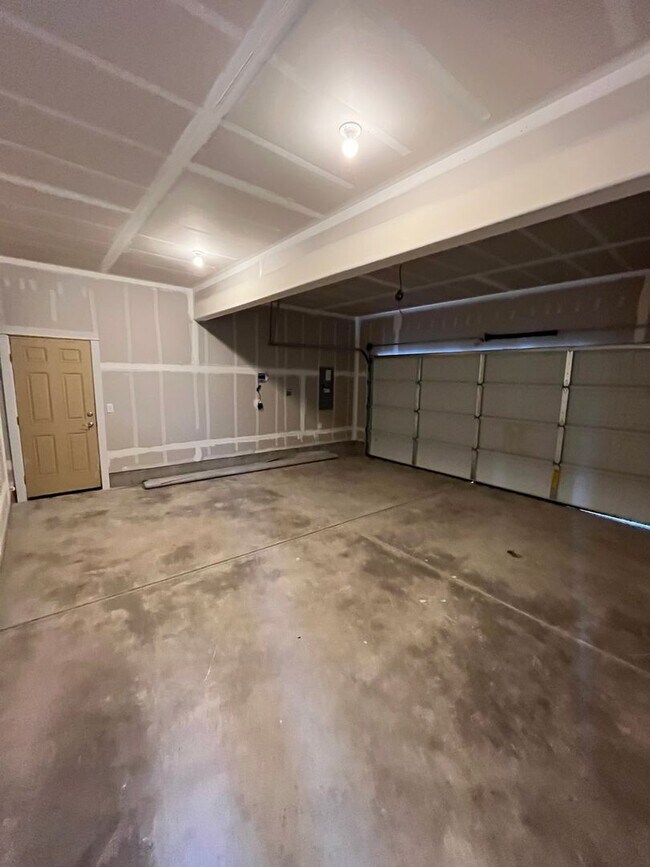 Building Photo - 3-bedroom 2-1/2 bathroom home