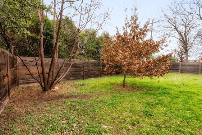 Building Photo - **Remodeled 2/1 Duplex in Southeast Austin – Modern Style, Open Layout, and Prime Location!**