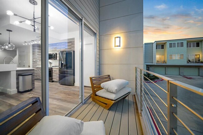 Building Photo - 604 N Bluff Dr