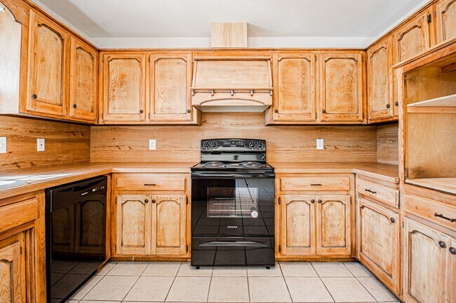 Building Photo - 3 Bed 1.5 Bath in Carl Albert School District