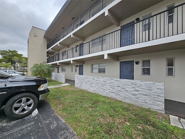 Building Photo - 8020 S Colony Cir