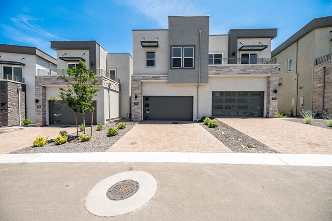 Building Photo - Immaculate New Build Just Steps from Laker...