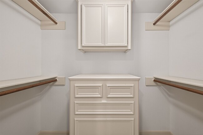 Building Photo - 2413 Potomac Dr