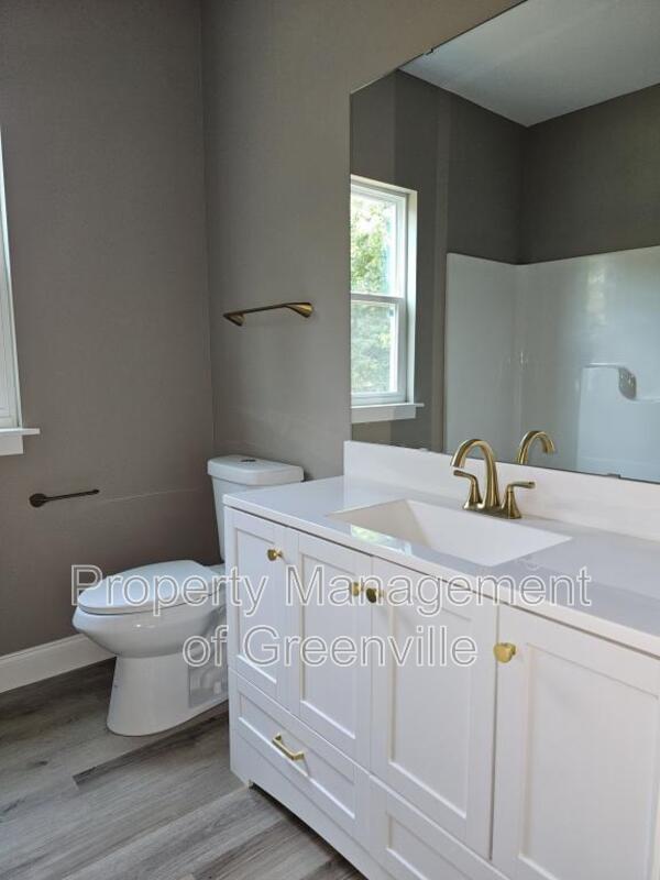 Building Photo - 305 Appian Dr