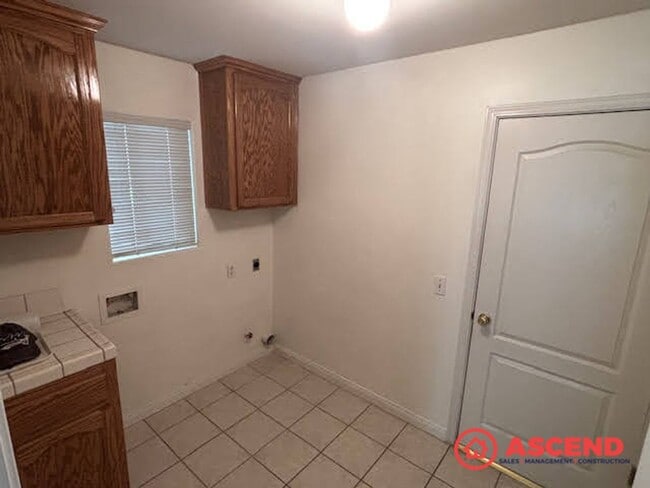 Building Photo - Spacious 3 Bed / 2 Bath with Fireplace, Garage & Gardener Included