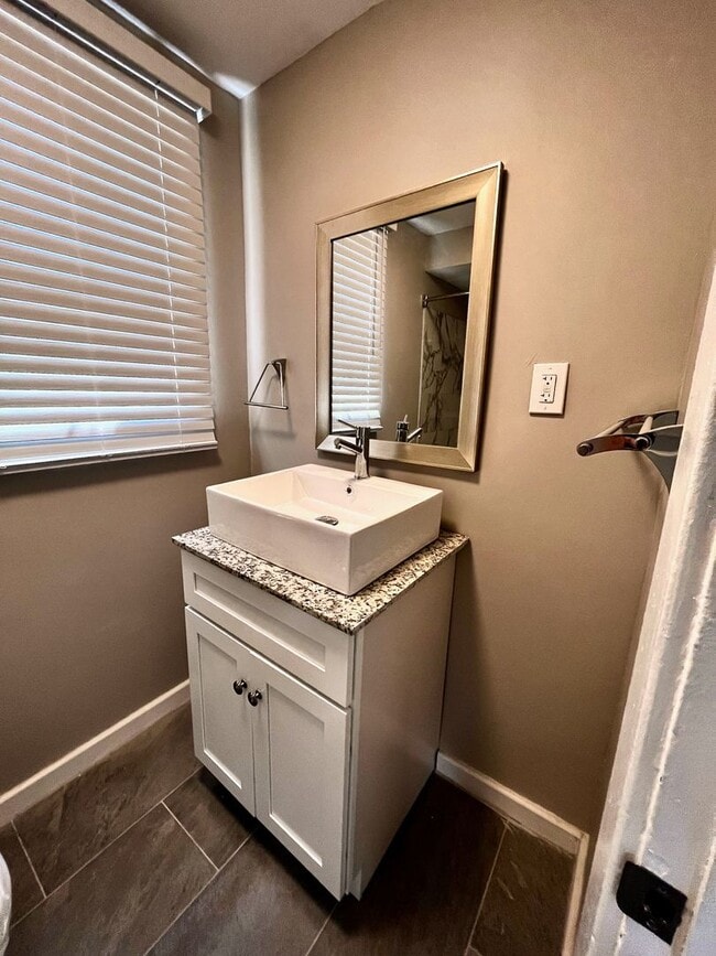 Building Photo - *** Huge 5 Bedroom House *Pet Friendly * Newly Renovated * Large Fenced in Yard * Luxurious Updat...