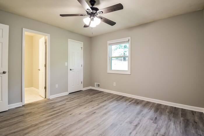 Building Photo - 310 Victoria Dr