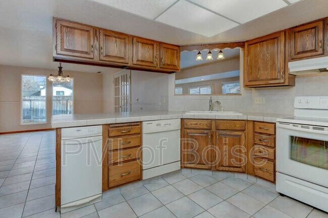 Building Photo - 810 N Horton St