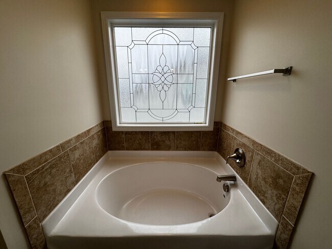 Building Photo - 5 Bedroom 3 Bath Home In Grays Creek