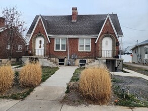 Building Photo - F99if900 (4Plex) ***