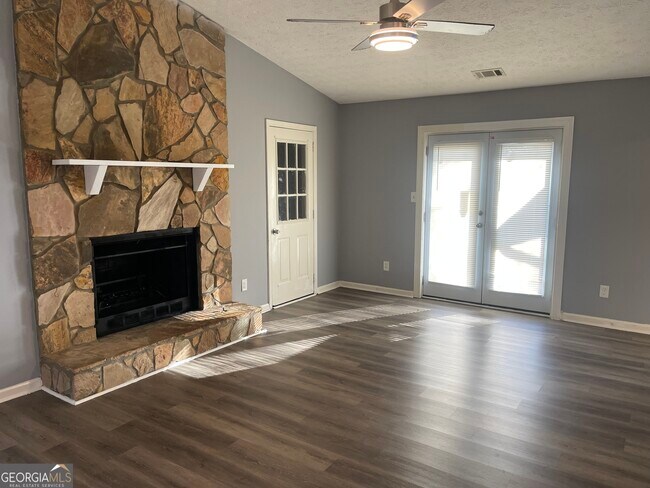 Building Photo - 1233 Woodland Ct SE