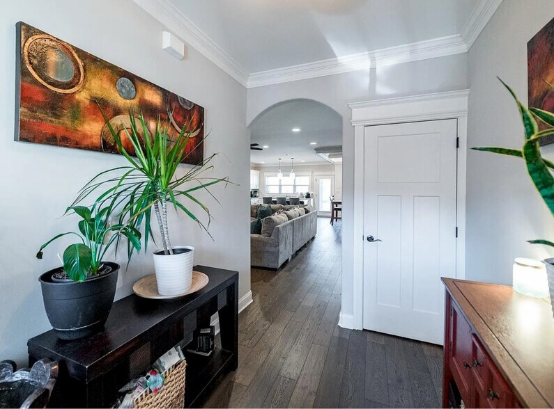 Front Entry/Foyer - 1045 Presidents Ln