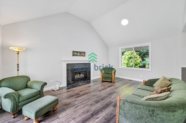 Building Photo - A fabulous 3 bedroom and 3.5 bathroom house