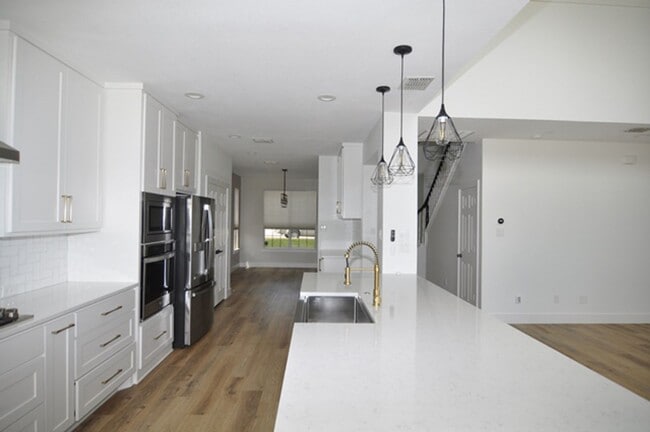 Building Photo - Stunning 4-2.5-2 with sparkling POOL in Gr...