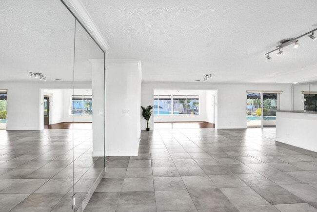 Building Photo - 2632 SE 10th Ct