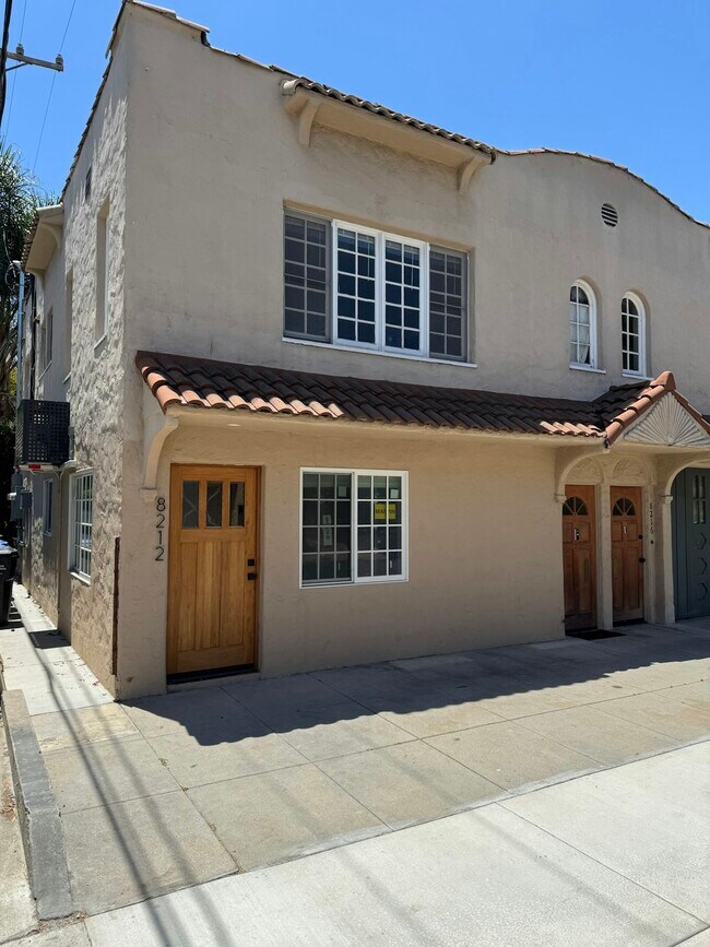 Building Photo - 8212 Romaine St