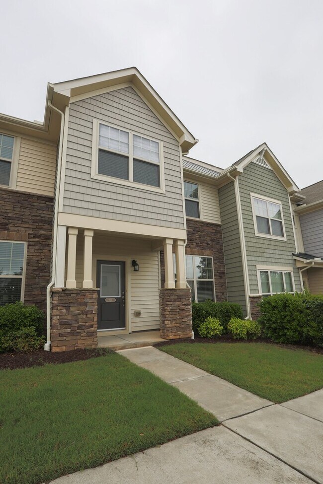 Building Photo - 3 bedroom townhome just minutes from Duke!! Located in the popular Thompson Ridge Community!