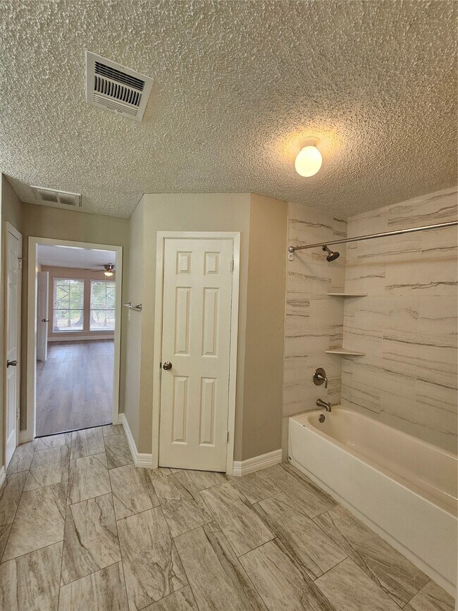 Building Photo - 8314 Streamside Dr
