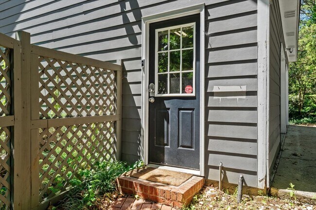 Building Photo - 126 White Oak Dr