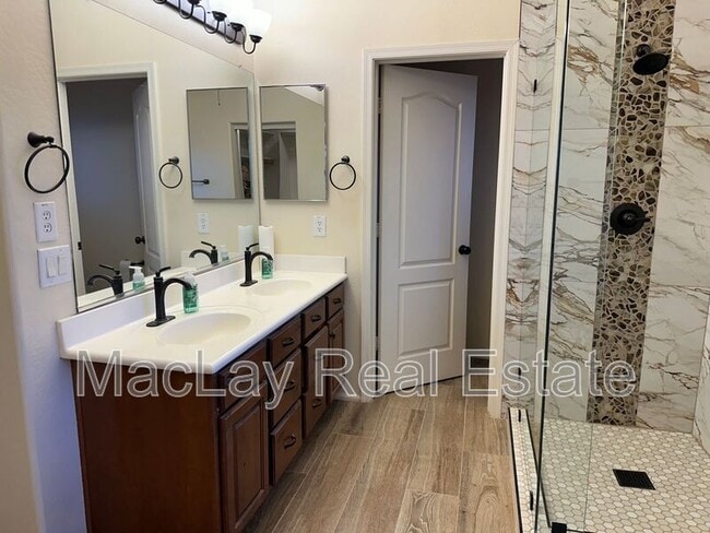 Building Photo - 1383 E Kingman Pl