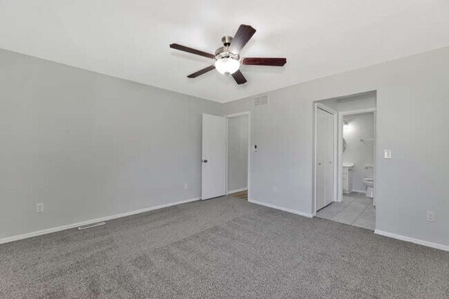 Building Photo - 2025-2027 N. Rosewood Ct.