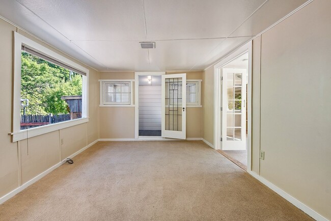 Building Photo - 750 Square Foot one  Bedroom cottage on pr...