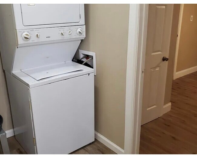 Building Photo - 5131 Lyndhurst Dr