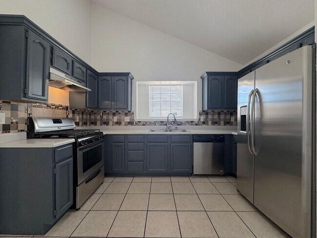 Building Photo - East El Paso 4bed/2bath All Tile Flooring!