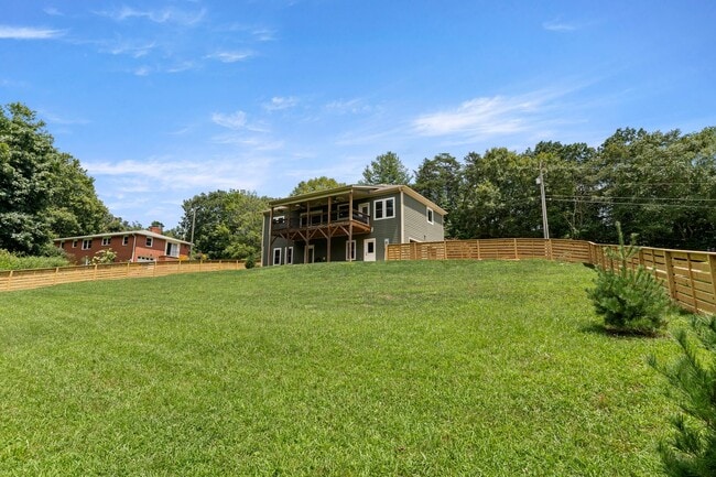 Building Photo - Spacious and Inviting - Beautifully-Mainta...