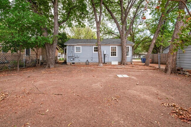 Building Photo - Charming Bryker Woods Retreat