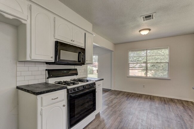 Building Photo - Cozy & Stylish Living Near ESA Park with F...