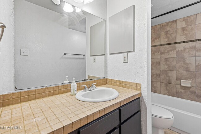 Building Photo - 4433 N Stanton St