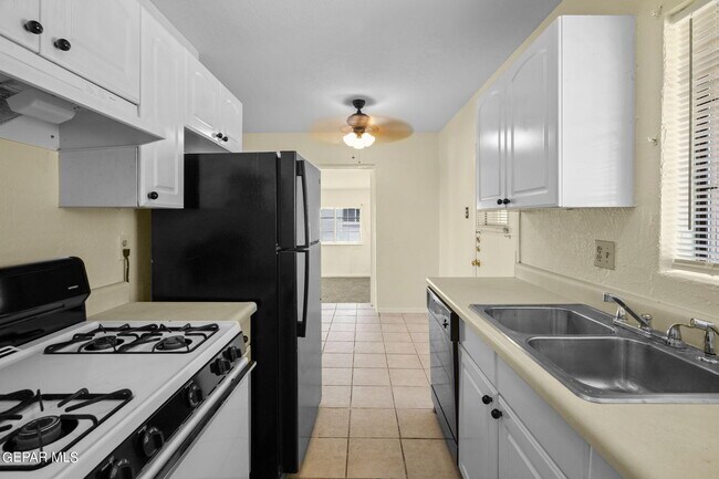 Building Photo - 4913 Sierra Madre Dr