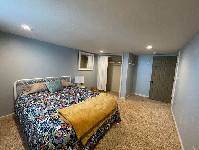 Building Photo - CHARMING HOME IN GREAT LOCATION!