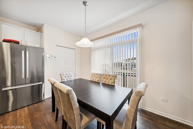 Building Photo - 3s623 Everton Dr