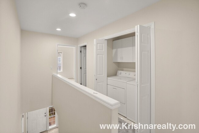 Building Photo - Charming 3 BD* 2.5 BA* Duplex **NEWLY RENOVATED** Located in Historic Orenco in the Elk Meadows C...