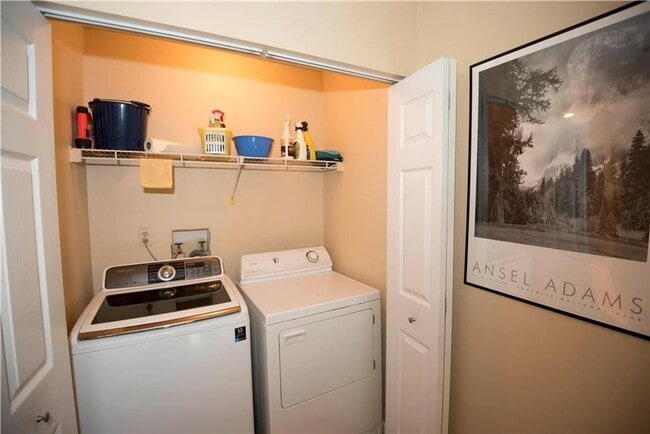 Building Photo - Condo in Bethlehem Township