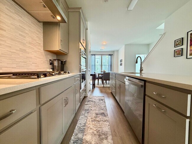 Building Photo - Fully Furnished 2BR/3.5BA Townhome with Garage — Minutes from Downtown Raleigh