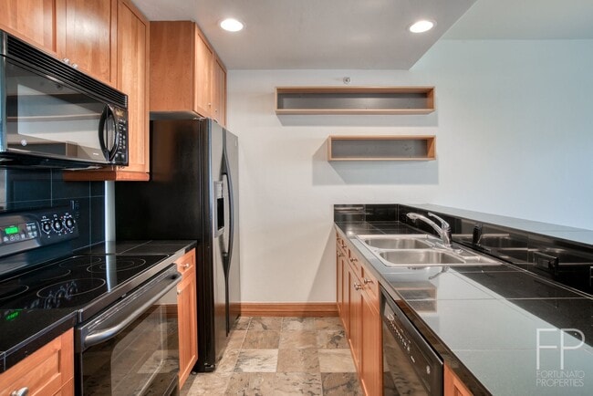 Building Photo - Highlands Green Lodge!  Updated One Bedroo...