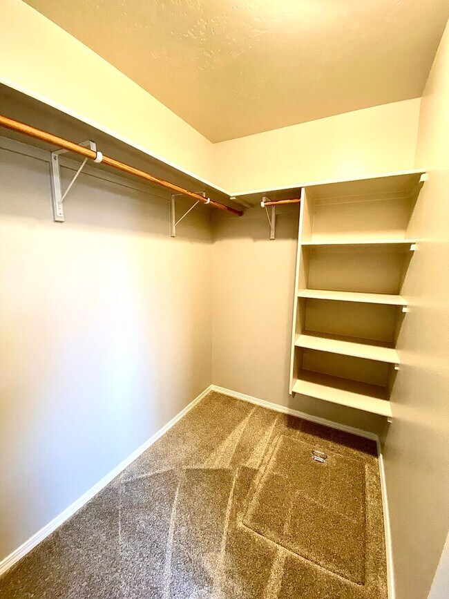 Building Photo - 4 Bedroom + Bonus with 2 baths available 8/22