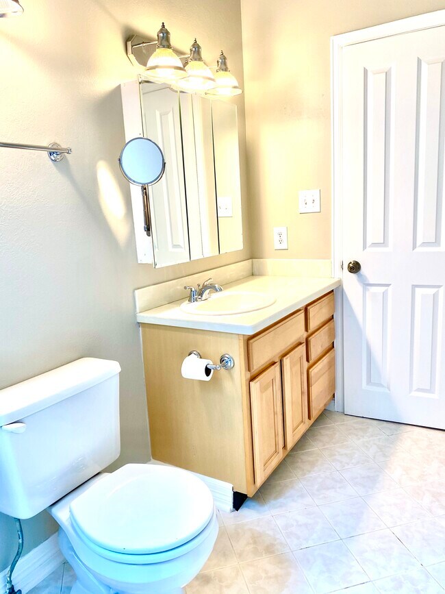 Building Photo - 910 E 20th Ave