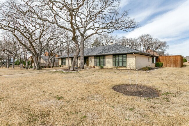 Building Photo - 4 bedroom with pool in Colleyville