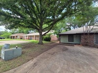 Building Photo - Completely renovated 3/2 all new appliances!