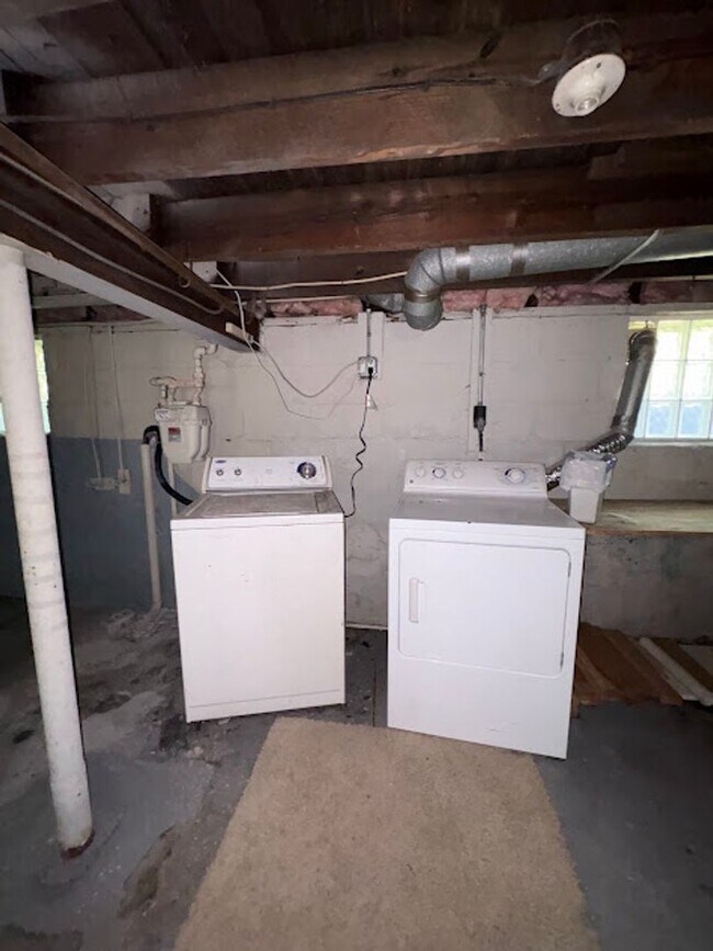 Building Photo - 3 Bedroom 1 Bathroom Home Ready to Rent!