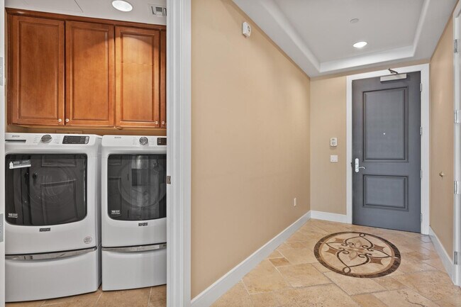 Building Photo - 2211 E Camelback Rd